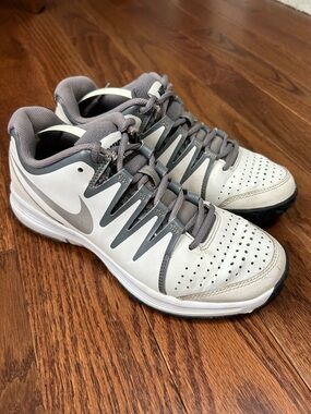 Nike Vapor Court Gray and White Athletic Training Tennis Court Shoes size 7